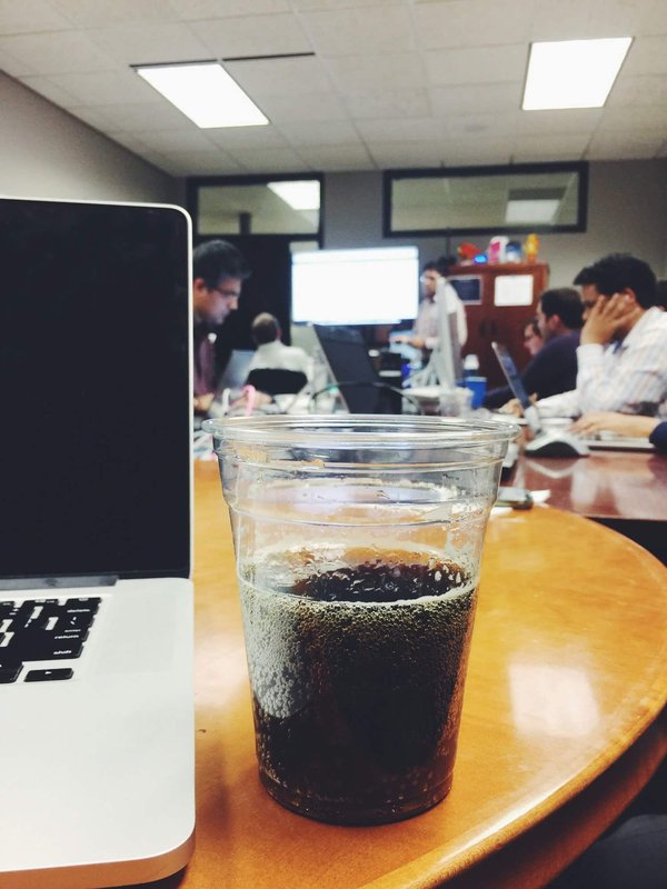 Les boissons à éviter absolument avec un aligneur dentaire : préservez votre sourire !