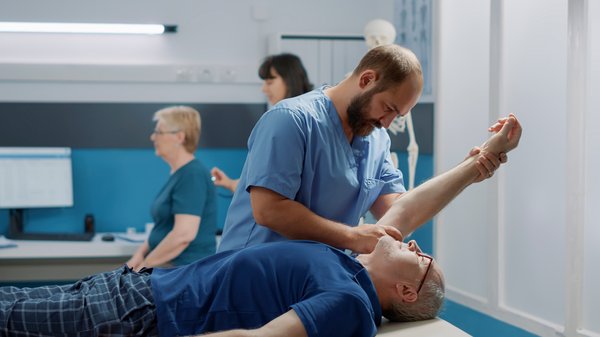 Développez votre carrière : emploi kinésithérapeute en 2025