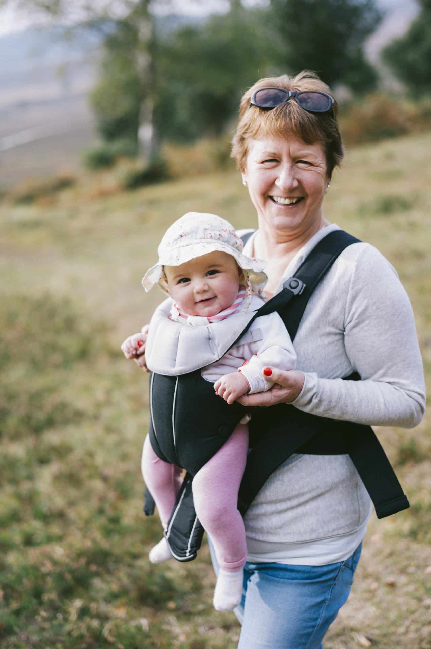 Les premières semaines avec bébé : l’importance du contact peau-à-peau et du portage